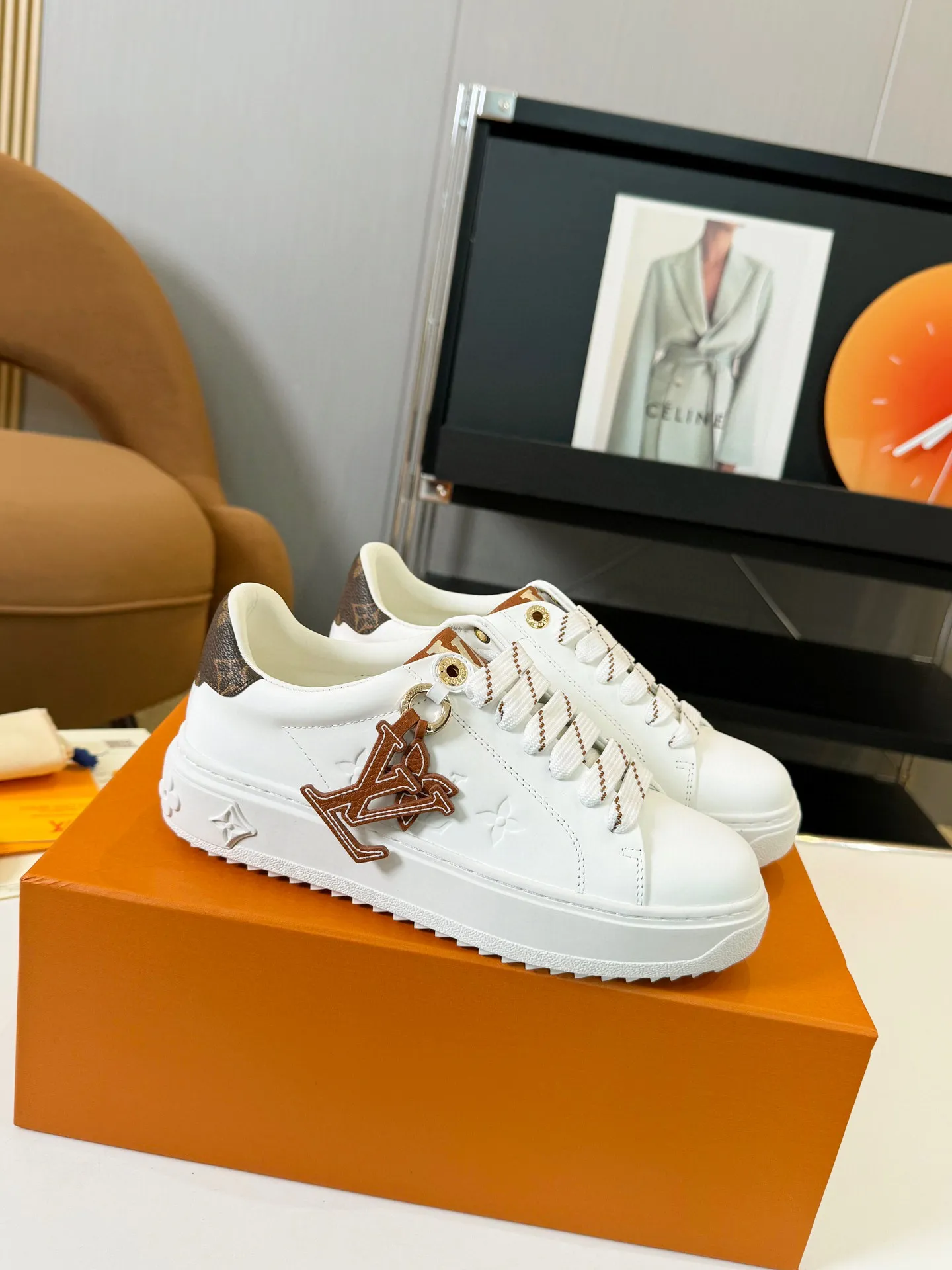 Men's Men's Shoes 💰💰660 Women's LV [Beverly Hills Sports Shoes Series] This Beverly Hills sports shoes are made of grained cow leather with Damier pattern, echoing the current season's leather goods series. The thick rubber outsole is lightweight, and an embossed Louis Vuitton logo adds a branding touch. Padded insole and technical fabric lining enhance comfort.  Detailed Features ♛ Embossed grained cowhide leather ♛ Ultra-lightweight rubber outsole ♛ Louis Vuitton logo on tongue and outsole ♛ Size: 35-40